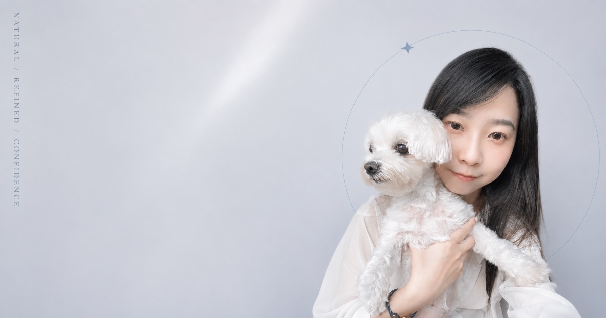 女子抱白狗形象照