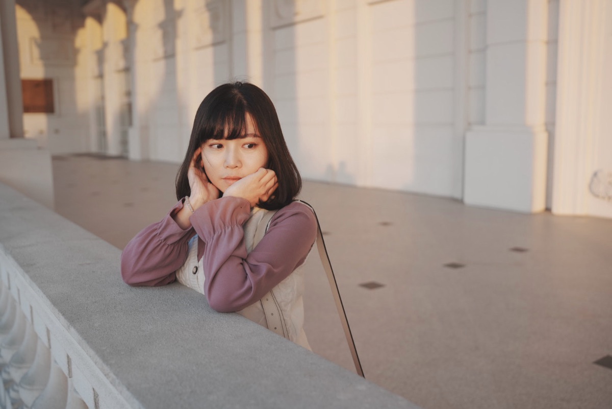 女生倚欄形象照